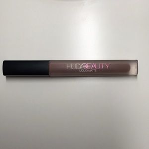 Huda Beauty liquid matte lipstick in Spice Girl